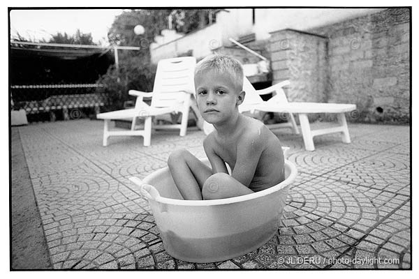 petit garon dans une bassine - litte boy in a bowl